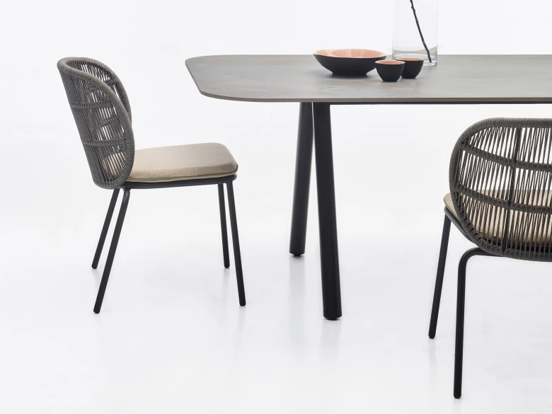Kodo dining table