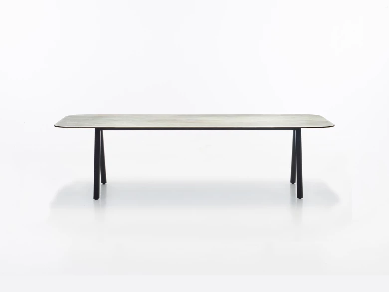 Kodo dining table