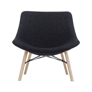 Fauteuil Auki avec pieds en bois S115