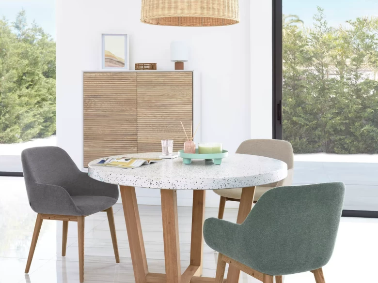 Chaise  Konna beige avec pieds en frêne foncé