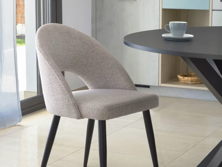 Chaise Mael beige avec pieds en acier noir