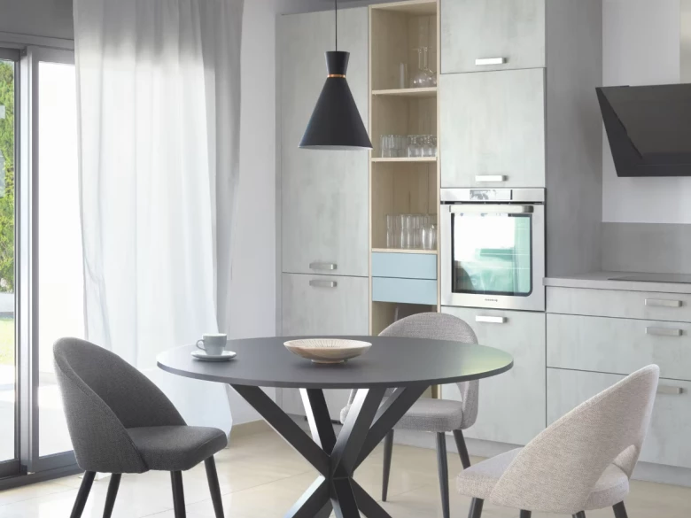 Chaise Mael beige avec pieds en acier noir