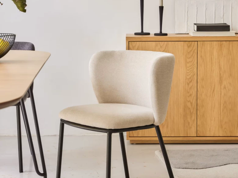 Chaise Ciselia Beige et pieds noirs