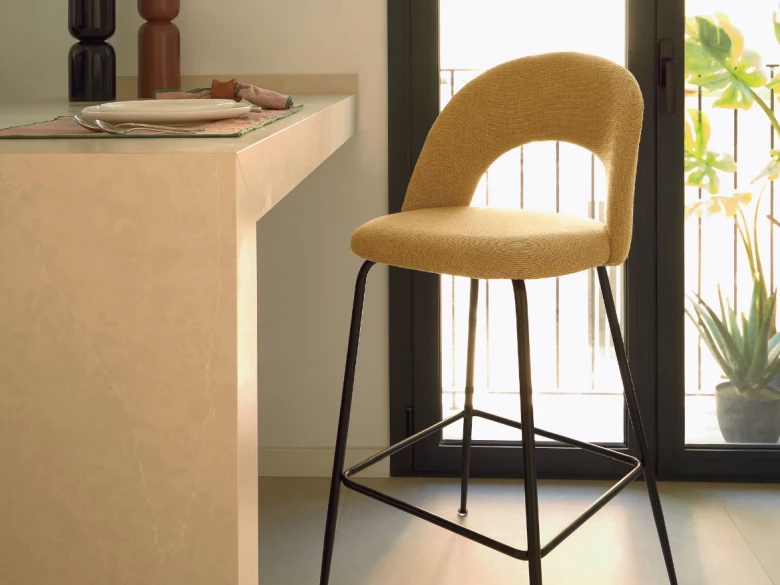 Tabouret haut Mahalia en tissu Moutarde