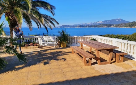 Éclat Méditerranéen : Livraison et Installation de Mobilier Haut de Gamme sur une Terrasse Ensoleillée au Pradet, Var.