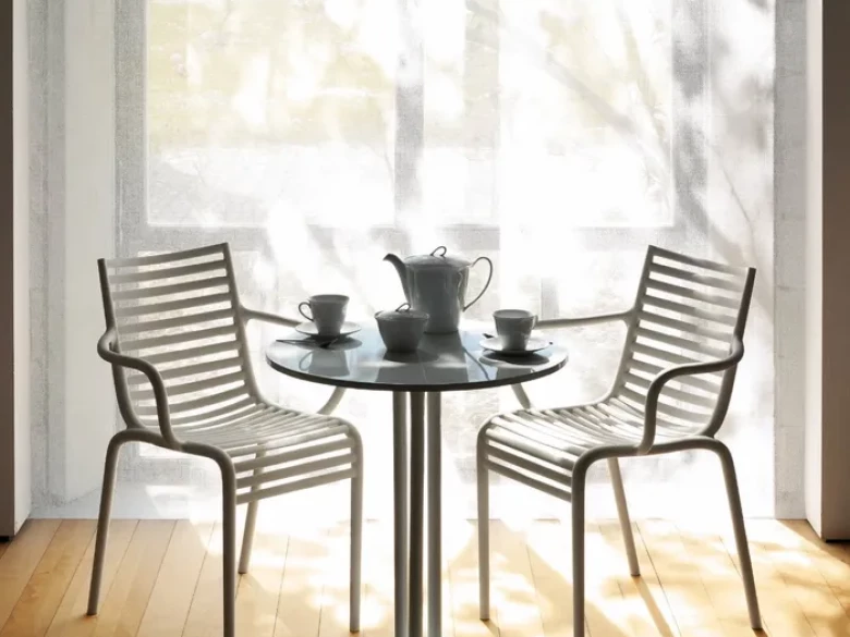 Chaise PIP-e avec accoudoirs (lot de 4)