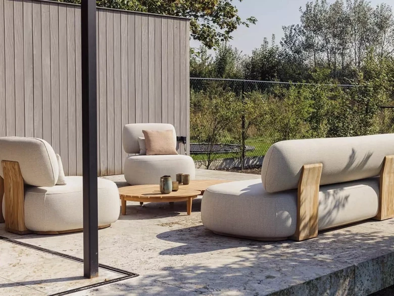 Salon de jardin Ruby – Ensemble canapé & fauteuils (teck & tissu Sirtori)