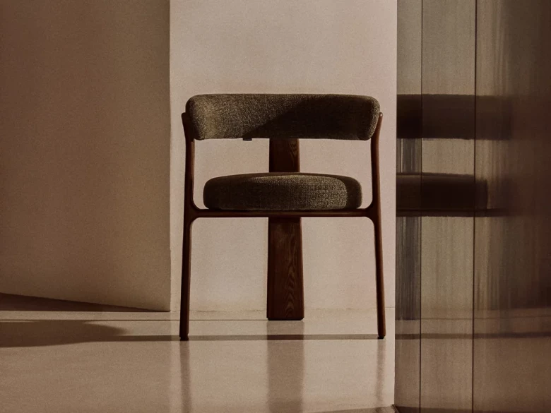 Chaise 3 pieds Granite - tissu chenille vert / bois de frêne finition foncée