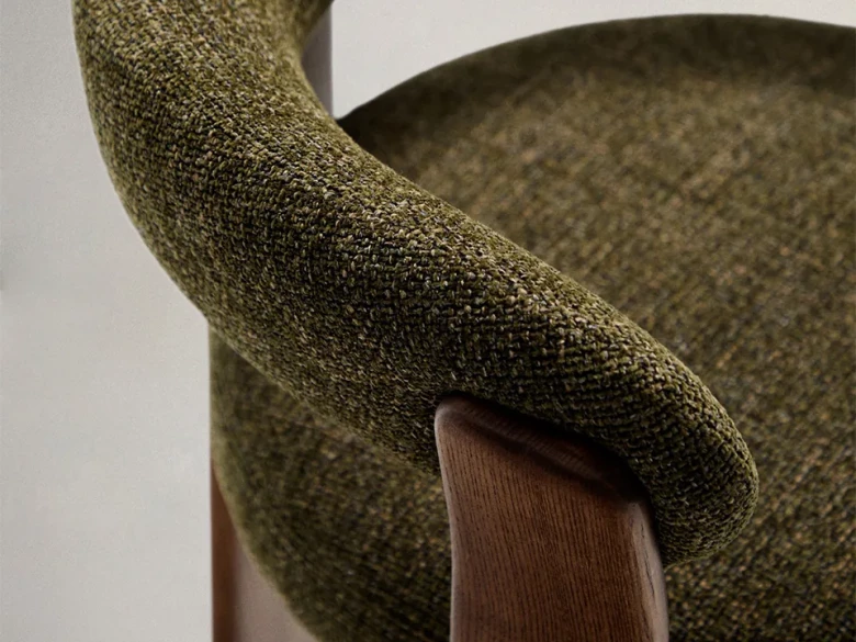 Chaise 3 pieds Granite - tissu chenille vert / bois de frêne finition foncée