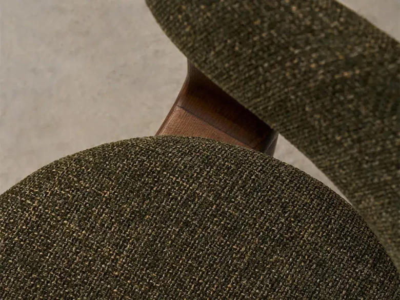 Chaise 3 pieds Granite - tissu chenille vert / bois de frêne finition foncée