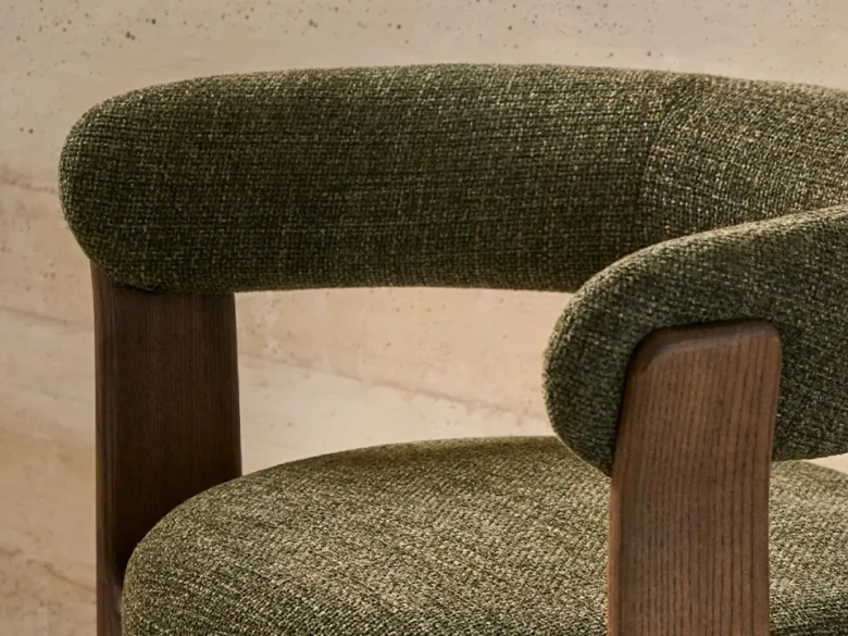 Chaise 3 pieds Granite - tissu chenille vert / bois de frêne finition foncée