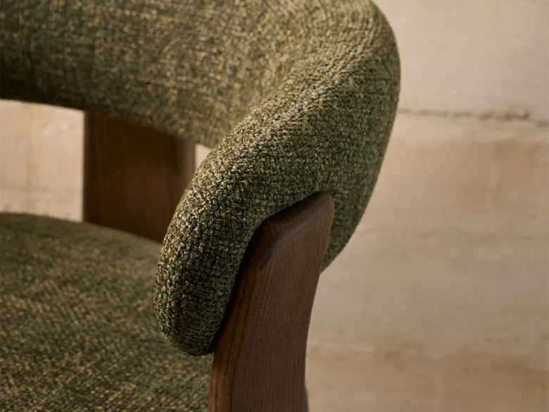 Chaise 3 pieds Granite - tissu chenille vert / bois de frêne finition foncée