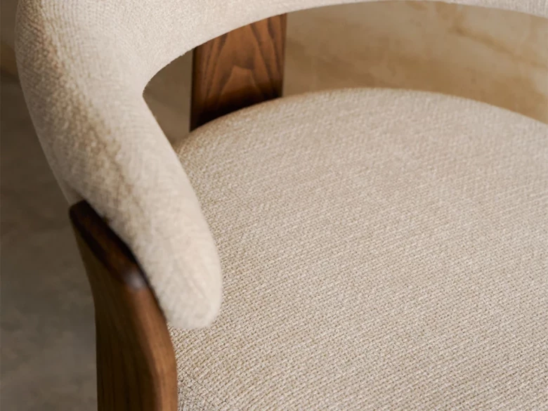 Chaise 3 pieds Granite - tissu chenille beige / bois de frêne finition foncée