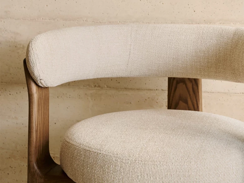 Chaise 3 pieds Granite - tissu chenille beige / bois de frêne finition foncée