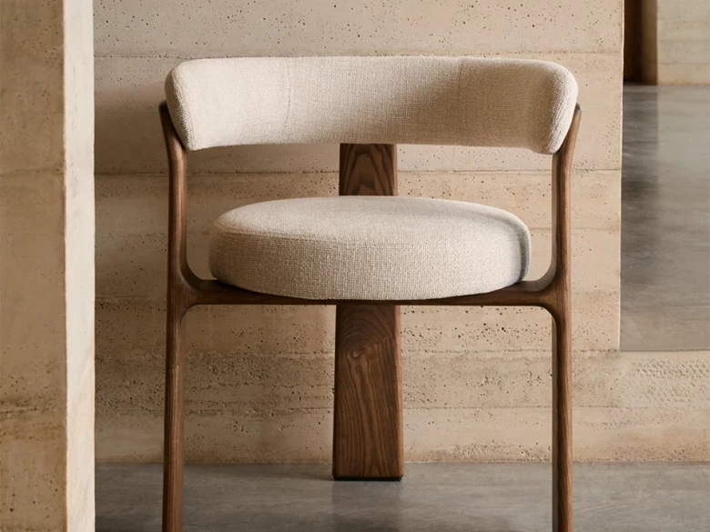 Chaise 3 pieds Granite - tissu chenille beige / bois de frêne finition foncée