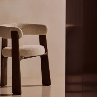 Chaise 3 pieds Granite - tissu chenille beige / bois de frêne finition foncée