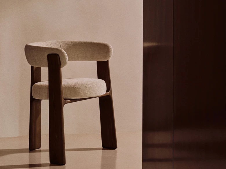 Chaise 3 pieds Granite - tissu chenille beige / bois de frêne finition foncée