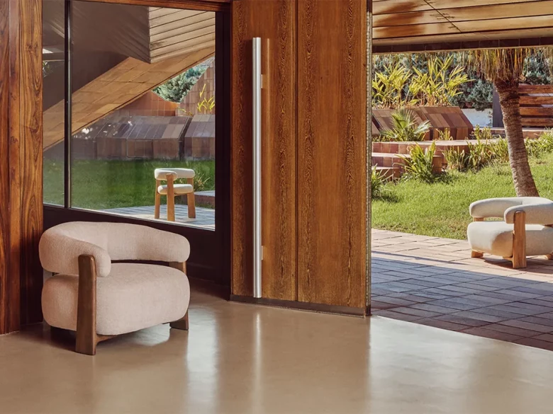 Fauteuil Granite - tissu chenille beige / bois de frêne finition foncée