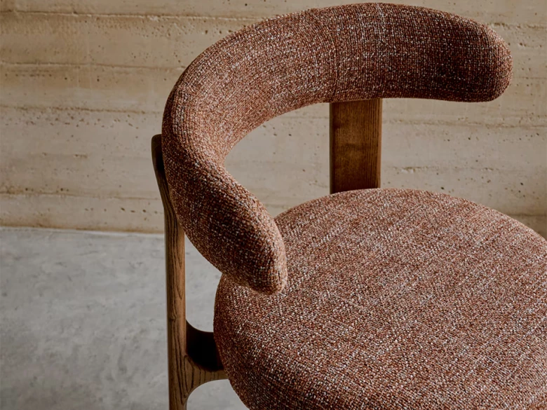 Chaise Granite - tissu chenille marron / bois de frêne finition foncée