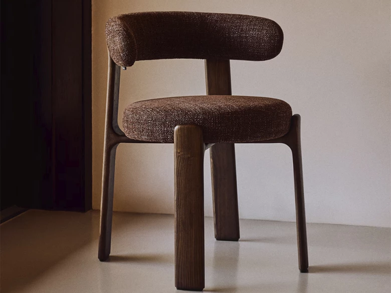 Chaise Granite - tissu chenille marron / bois de frêne finition foncée