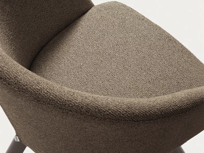 Chaise giratoire Marvin en chenille marron et pieds en chêne finition noyer