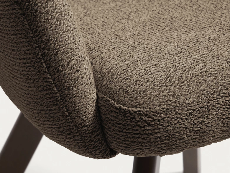 Chaise giratoire Marvin en chenille marron et pieds en chêne finition noyer