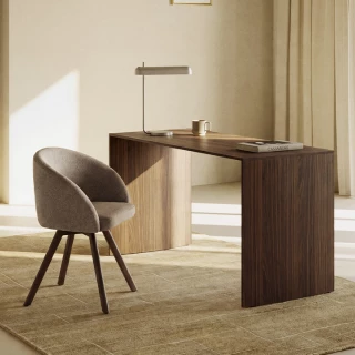 Chaise giratoire Marvin en chenille marron et pieds en chêne finition noyer