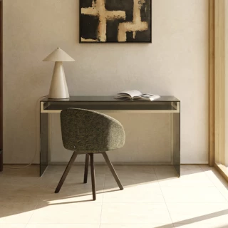 Chaise giratoire Marvin en chenille verte et pieds en chêne finition noyer