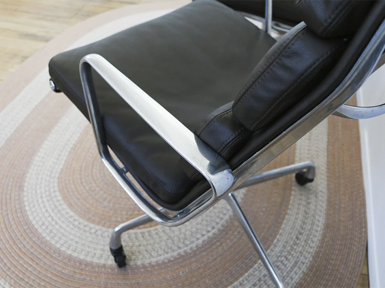Vitra - fauteuil Soft Pad EA 216 - cuir marron et aluminium - seconde vie (Lot de 2)