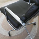 Vitra - fauteuil Soft Pad EA 216 - cuir marron et aluminium - seconde vie (Lot de 2) - 5